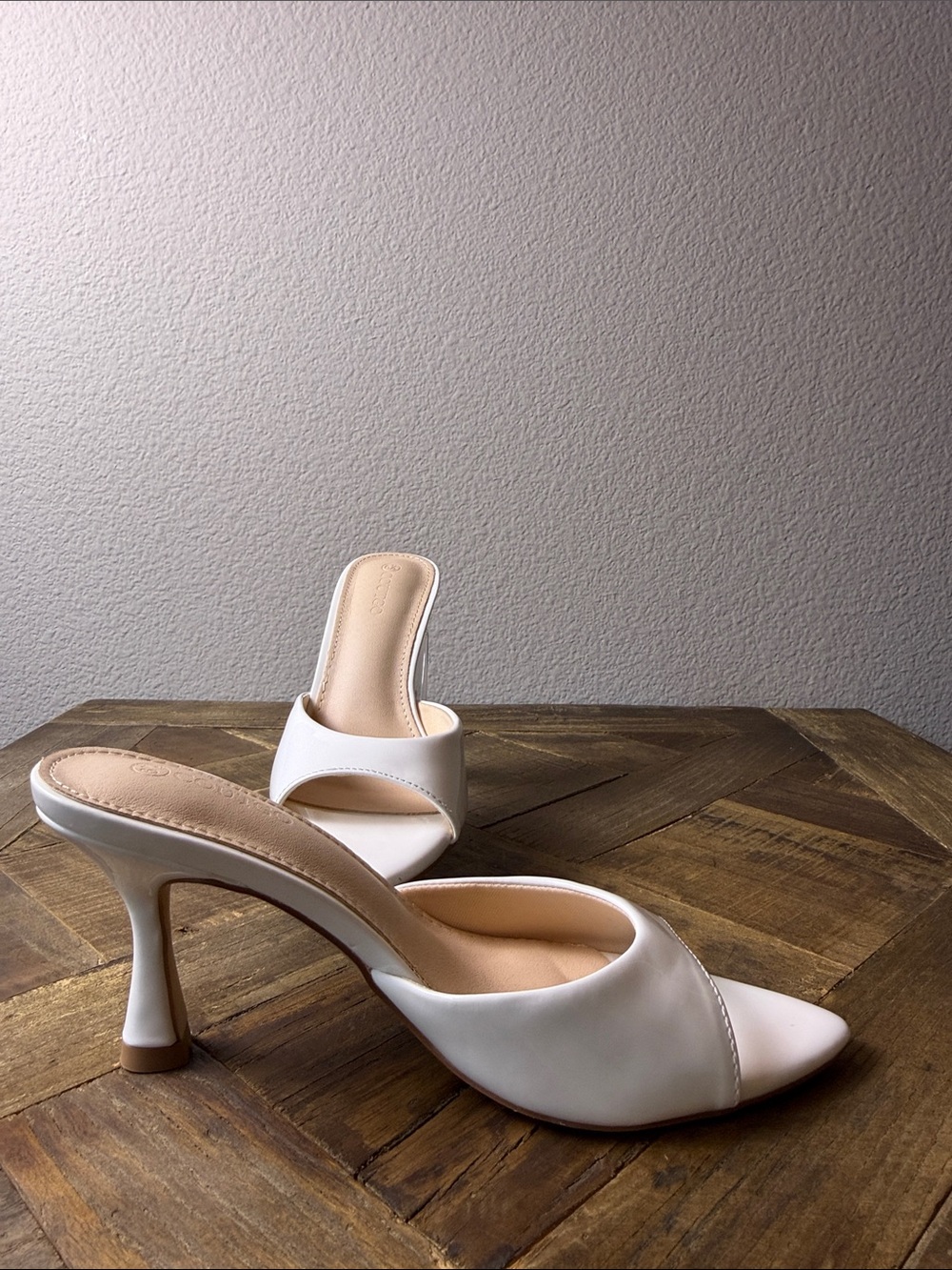 Size 6.5 Coutgo Patent White Open-Toe Heeled Mules - Picture 8 of 9